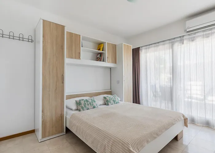 Enyoj Marjan, Beaches And View